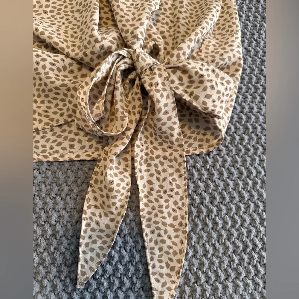 Sleeveless Beige Printed Tie-Hem Top - Picture 4 of 9